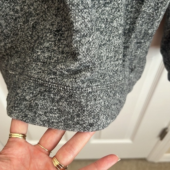 The Limited‎ elevated  sweatshirt size medium - Picture 5 of 8